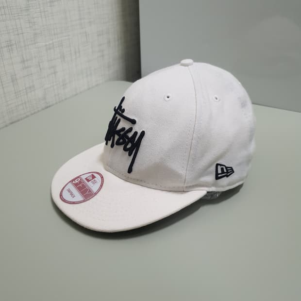 스투시 X 뉴에라 9FIFTY 스냅백 크림 화이트 OS