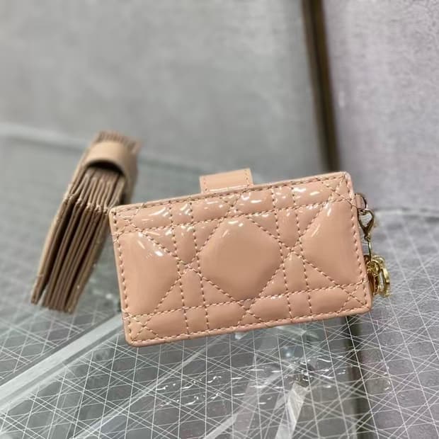 디올 레이디 5-포켓 카드 홀더 페이턴트 까나쥬 카프스킨 페일 옐로우