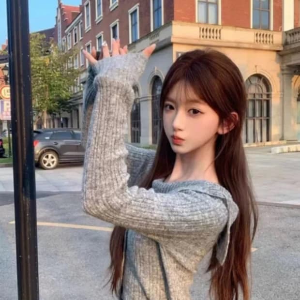 회색 오프숄더 니트