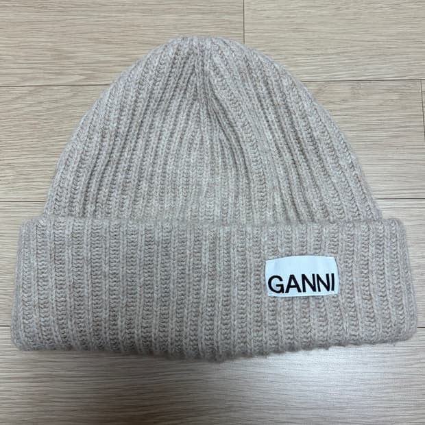 가니 여성 로고 패치 리브드 비니 - 샌드