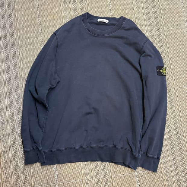 스톤아일랜드 페이딩 다크 네이비 스웻셔츠