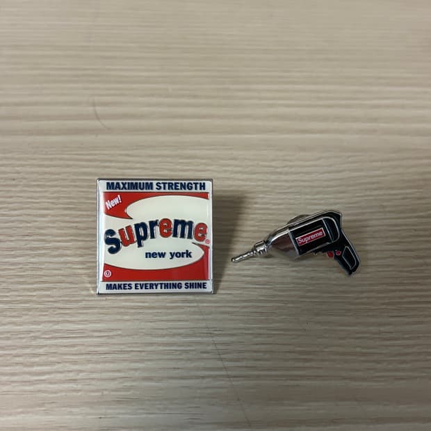 슈프림 샤인, 드릴 핀 뱃지