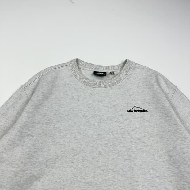 뉴발란스 오트밀 레터링 백로고 맨투맨 (M)