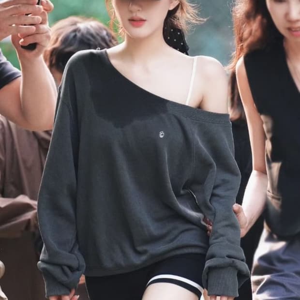 조로사)레터프롬문 에딘 오프숄더 원숄더 맨투맨 스웻셔츠
