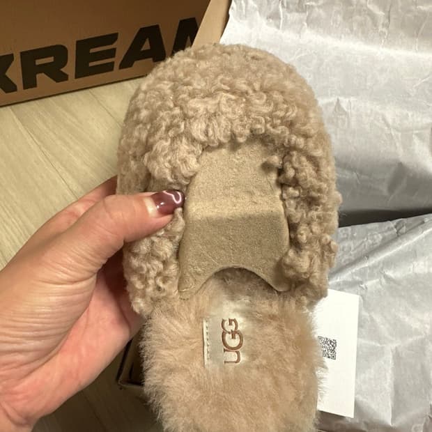 UGG 맥시 컬리 슬라이드 샌들