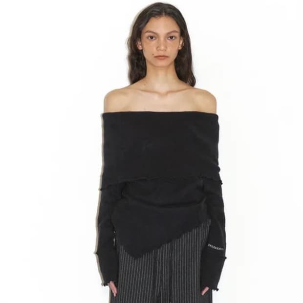 폴리수엠 울 오픈숄더 니트 블랙색상