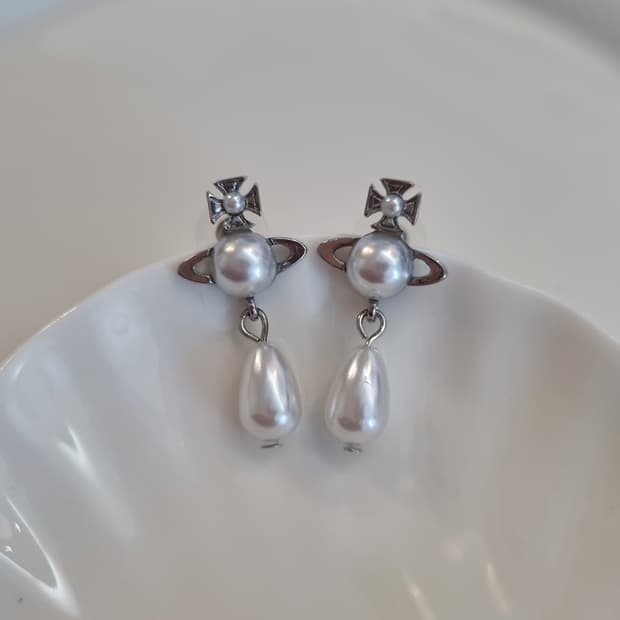 비비안웨스트우드 업사이클링 스왈진주 드롭 귀걸이