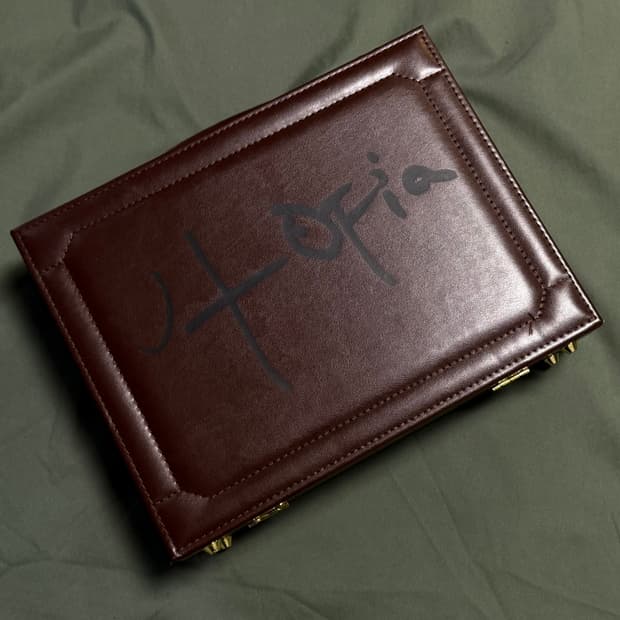 Travis scott utopia 브리프 케이스