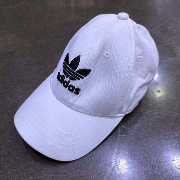 아디다스 오리지널 트레포일 자수 볼캡 화이트