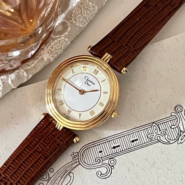 디올  골드 베젤 라운드 시계 / 정품감정 .케어