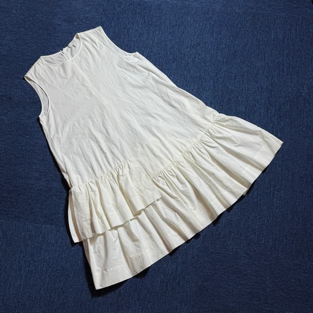 코스 화이트 민소매 프릴 원피스