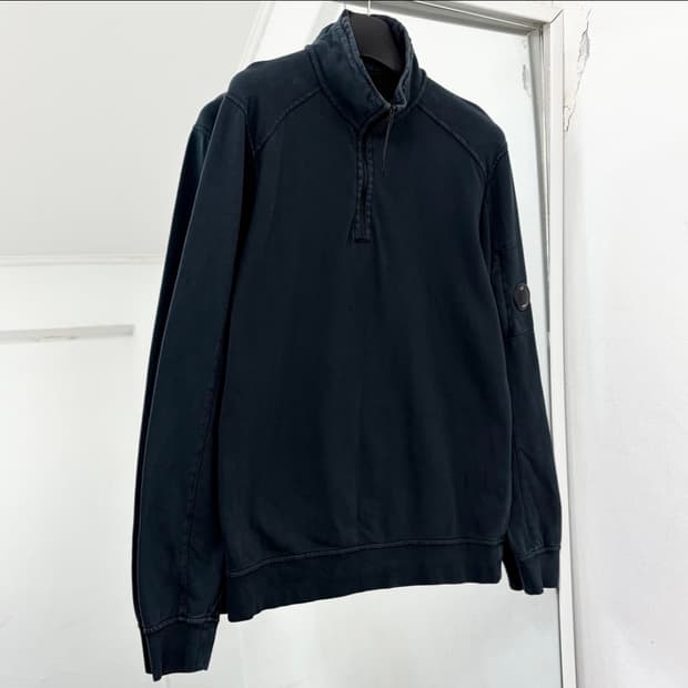 CP컴퍼니 렌즈 반집업 스웻셔츠