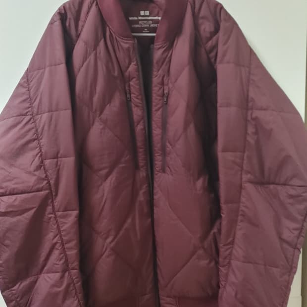 유니클로 화이트마운티니어링 경량 패딩 점퍼 버건디 XXL