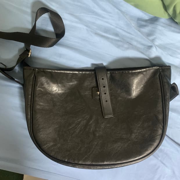 해칭룸 레더 웨이비백 미니 크로스백