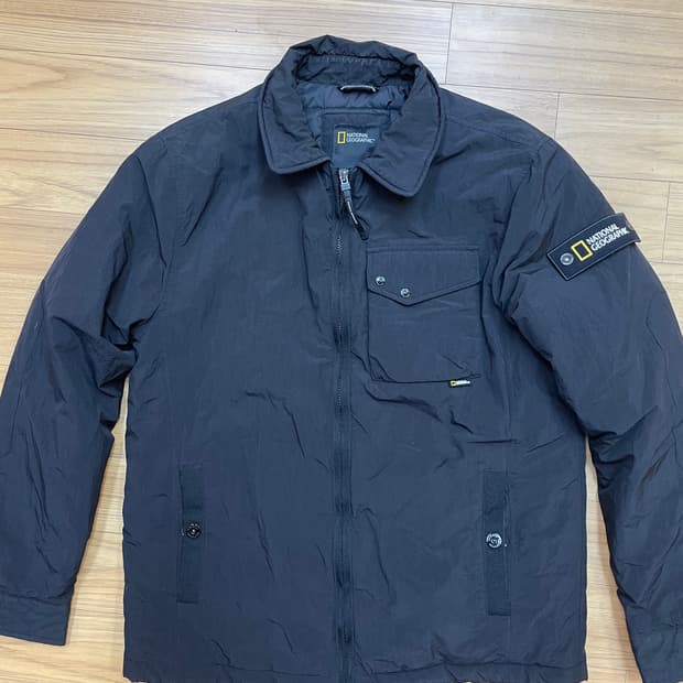 내셔널지오그래픽 경량 점퍼 블랙 색상 L 사이즈입니다. N214M 모델이