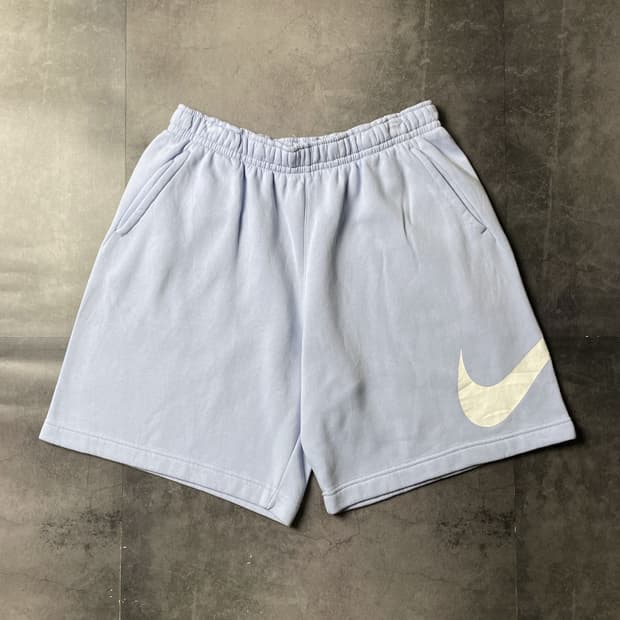 NIKE 나이키 라이트블루 스우시그래픽 스웨트 하프팬츠 A01245