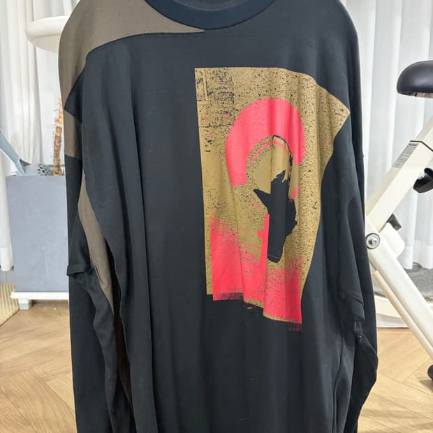 올모스트블랙 레이어드 롱슬리브 프린트 티셔츠