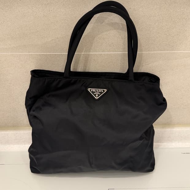 프라다미디움 나일론백