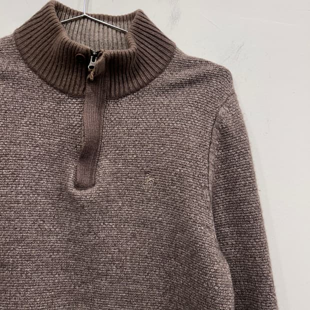 헤지스 스몰로고 울 부클 하이넥 니트