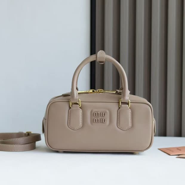 미우 미우 아르카디 레더 미니백 초크 화이트