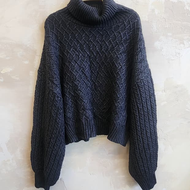 자라 터틀넥 꽈배기 차콜 니트