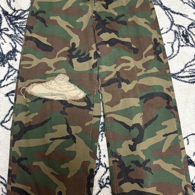 에모스탠스클럽 카모 베기팬츠