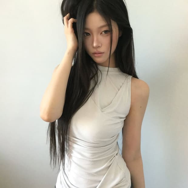 플레어업 드레이프 슬리브리스 탑 클라우드 화이트