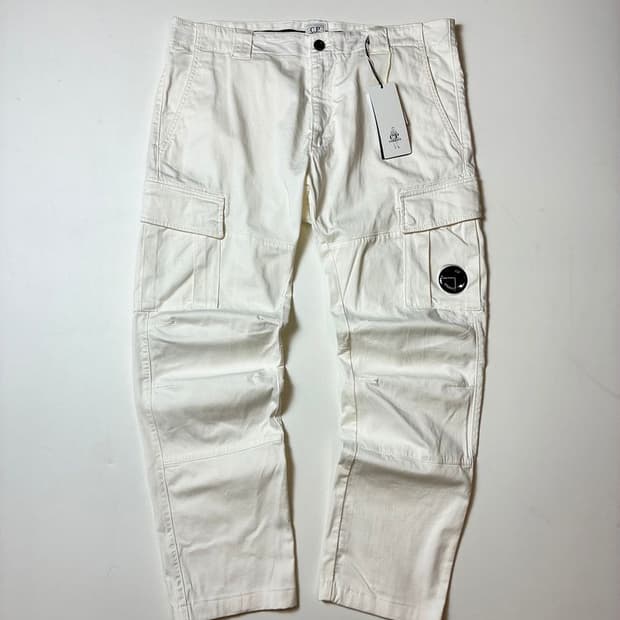 CP컴퍼니 사틴 스트레치 렌즈 포켓 팬츠 PN8356