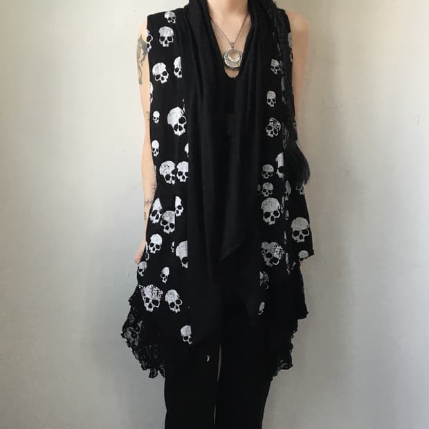 Skull pattern point drape open vest