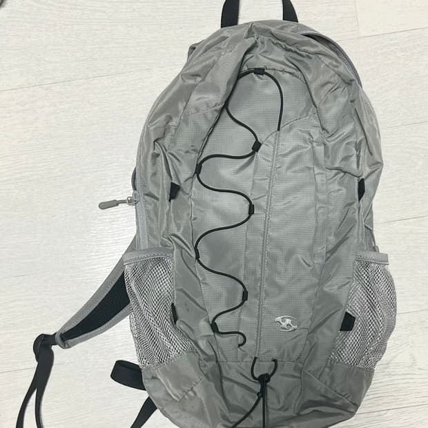 산산기어 23 fw 백팩 그레이 은색 실버 가방