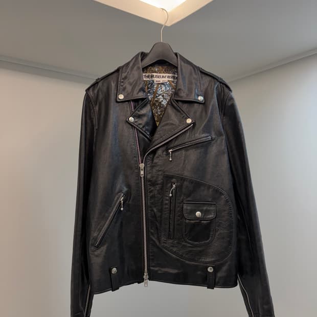 더 뮤지엄 비지터 레더자켓