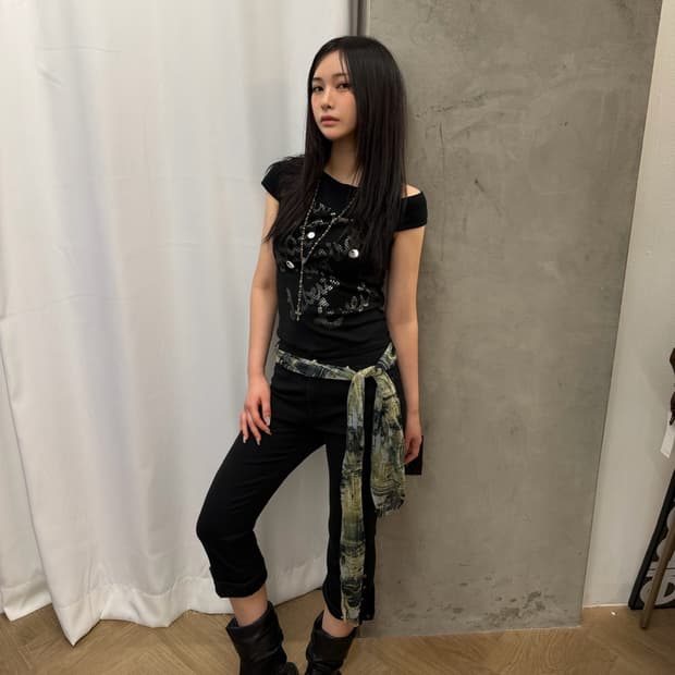 블랙 레터링 오프숄더