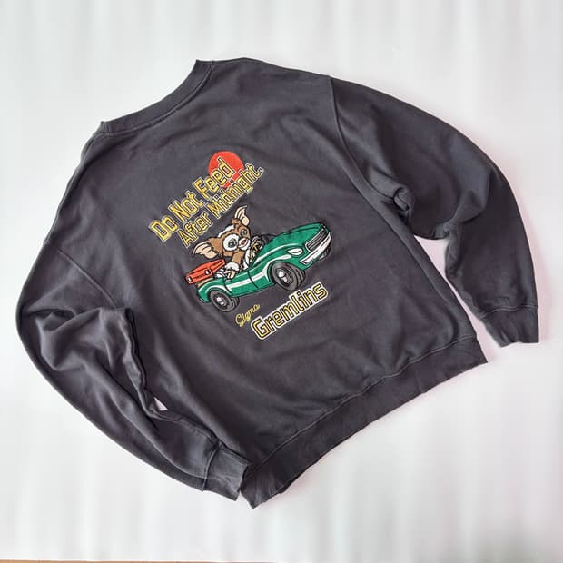 그렘린 기즈모 자수 그래픽 차콜 맨투맨