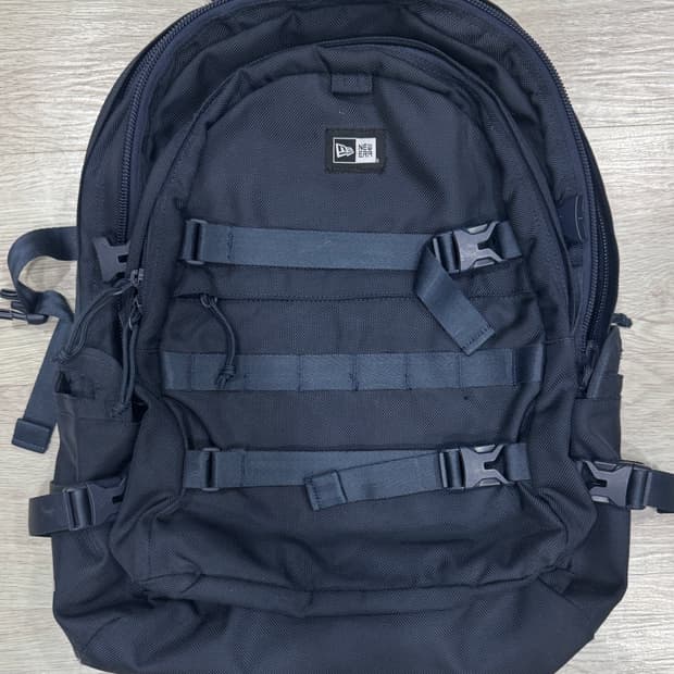 뉴에라 캐리어 백팩 네이비