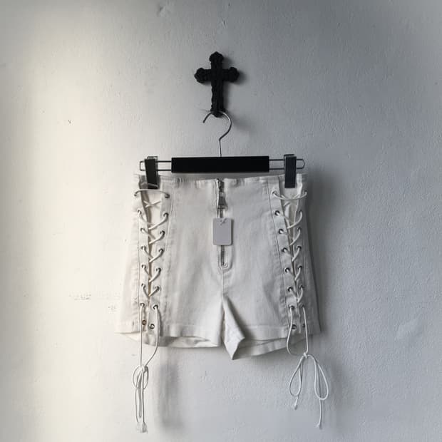 Lace up point short
