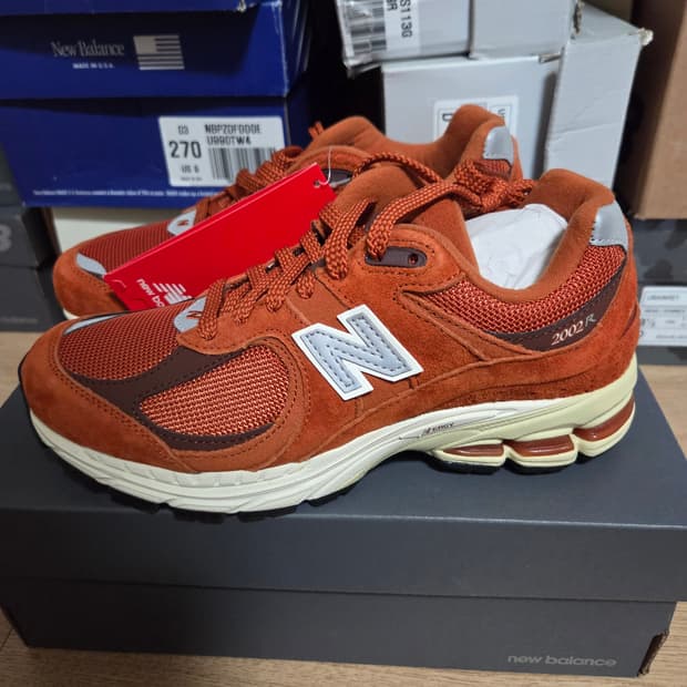 뉴발란스 2002R 230사이즈 새상품