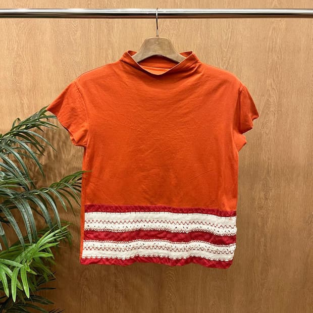 이세이미야케 반팔 티셔츠 세미 하이넥 레이스 트리밍 디테일 오렌지