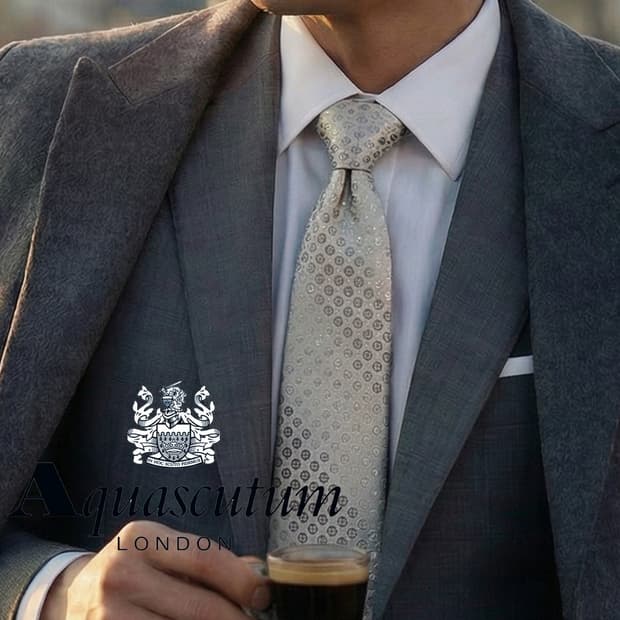 아쿠아스큐텀 실크 라이트실버 패턴 넥타이 9.1cm A+등급 K1719
