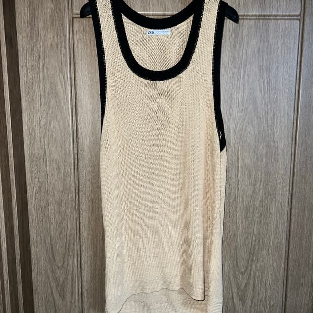 자라 슬리브리스 민소매 탑