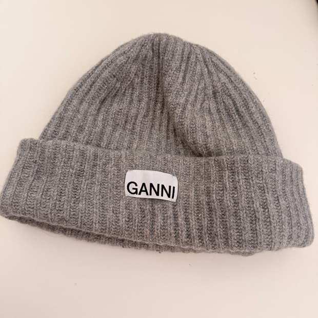 가니(GANNI) 로고 패치 골지 니트 비니