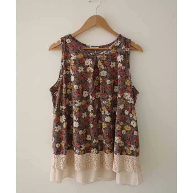 Layered flower sleeveless