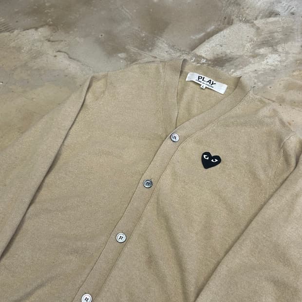 L 꼼데가르송 블랙 하트와펜 베이지 가디건