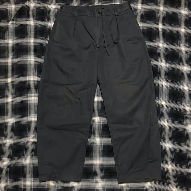 Gu 와이드 커브 핀턱 치노 차콜 그레이