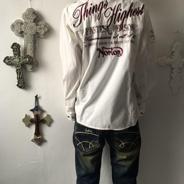 Lettering needle work point shirt