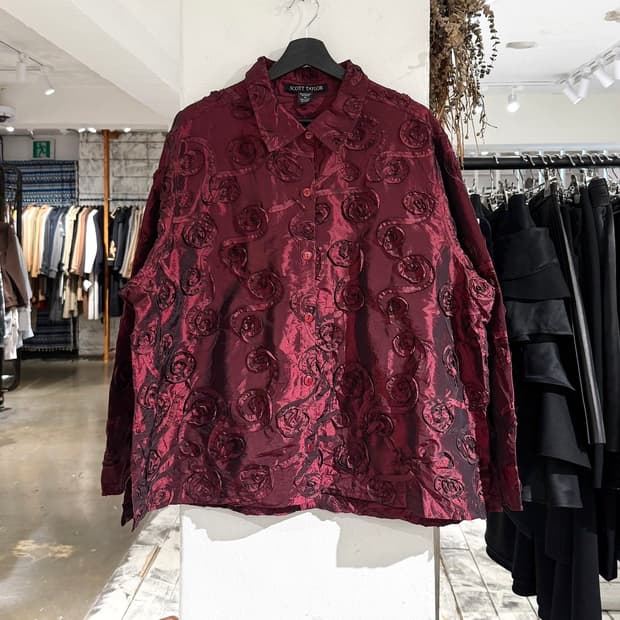 스콧 테일러 버건디 로제트 트림 셔츠