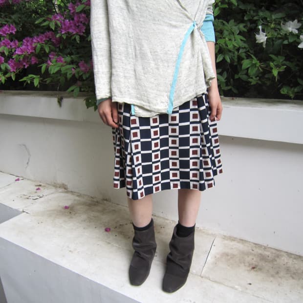 꾸레쥬 미디 스커트 기하학 패턴 허리 패널 디테일 네이비