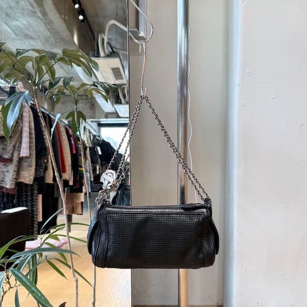 샤넬 블랙 05 퍼포레이티드 캐비어 스킨 퓰리 숄더백