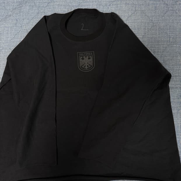 이지 벌쳐스 롱슬리브 2 (넥라인 수선)