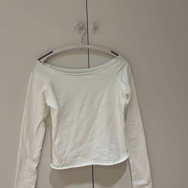 브랜디 멜빌 슬림핏 오프숄더 티