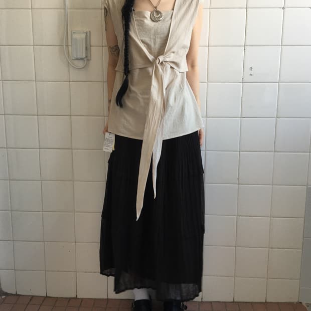 Tied point sleeveless